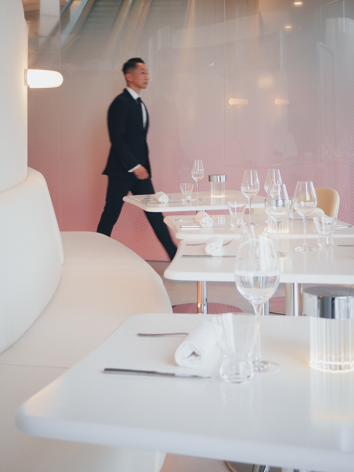 LUMIÈRES JéJé — motion blur waiter, blush pink walls, elegant service